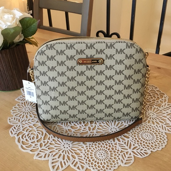 Michael Kors Handbags - ⭐️NWT Michael Kors ⭐️Large Crossbody